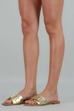 Sandalia tira ancha hebilla eyelets