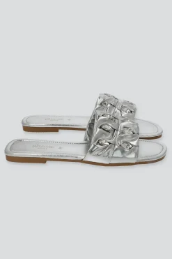 Sandalia tira ancha pliegues gemas grandes