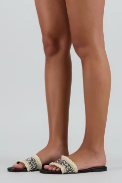 Sandalia tira tejida rombo deshilada