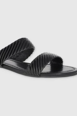 Sandalias dos tiras plizadas