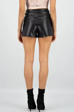 Short efecto piel con cinturon