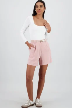 Short liso detalle presillas cinturon