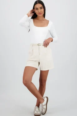 Short liso detalle presillas cinturon