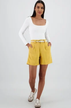 Short liso detalle presillas cinturon