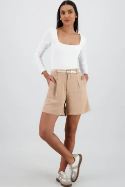 Short liso detalle presillas cinturon