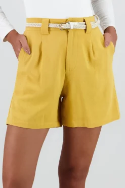 Short liso detalle presillas cinturon