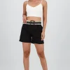 Short mini liso detalle cinturón