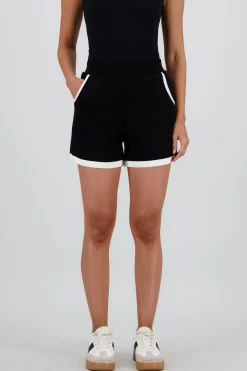 Short tejido con bolsas contraste