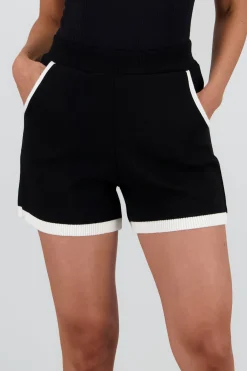 Short tejido con bolsas contraste