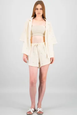 Shorts lisos con mini flores bordadas