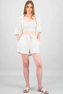 Shorts lisos con mini flores bordadas