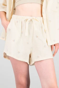Shorts lisos con mini flores bordadas