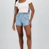 Shorts mini de denim con bolsas liso