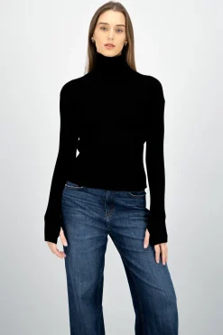 Sueter cuello alto y aberturas en los pulgares