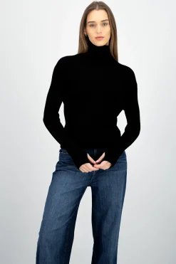 Sueter cuello alto y aberturas en los pulgares