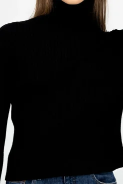 Sueter cuello alto y aberturas en los pulgares