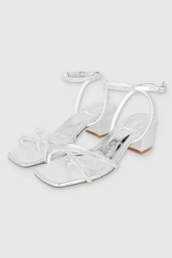 Tacón bajo tiras cruzadas