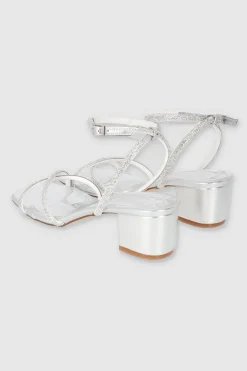 Tacón bajo tiras cruzadas