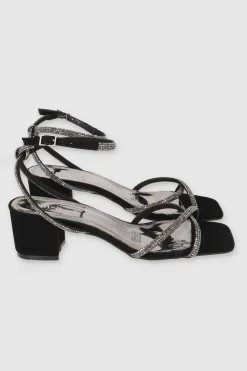 Tacón bajo tiras cruzadas