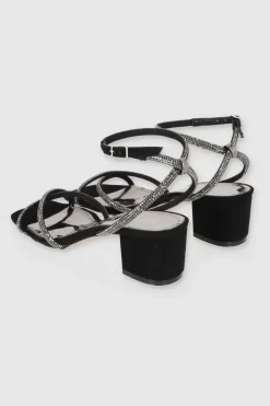 Tacón bajo tiras cruzadas