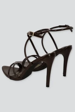 Tacón puntal tiras charol