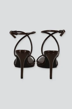 Tacón puntal tiras charol