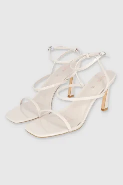 Tacón puntal tiras delgadas charol