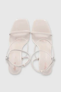 Tacón puntal tiras delgadas charol