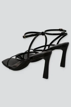 Tacón puntal tiras delgadas charol