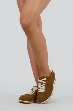 Tenis casual redondeado suede