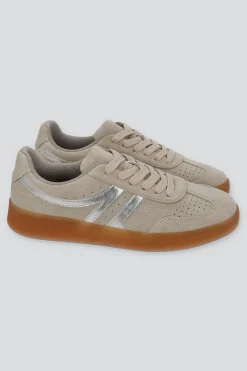 Tenis retro gamucina detalle metálico