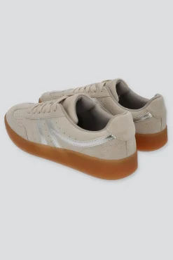 Tenis retro gamucina detalle metálico