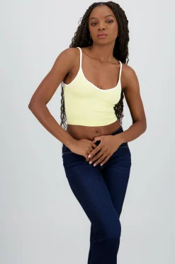 Top corto tirantes y contraste