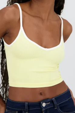 Top corto tirantes y contraste