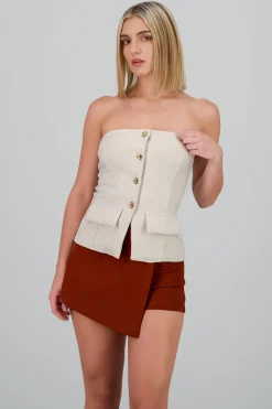 Top formal con bolsas y accentos de botones