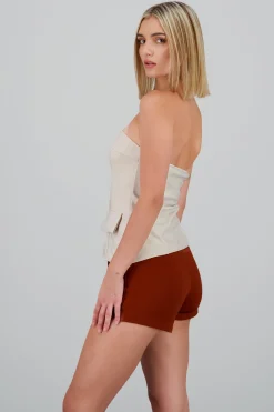 Top formal con bolsas y accentos de botones