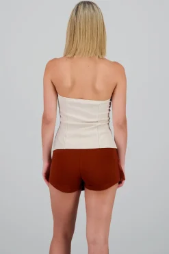 Top formal con bolsas y accentos de botones