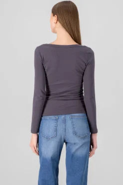 Top liso escote amplio