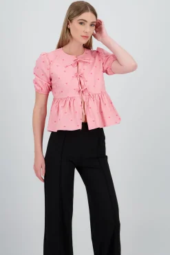 Top manga abullonada olan detalle lazos