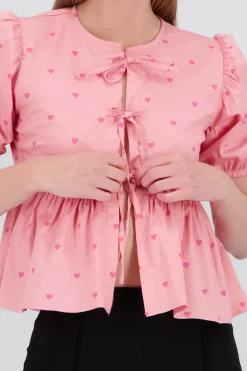 Top manga abullonada olan detalle lazos