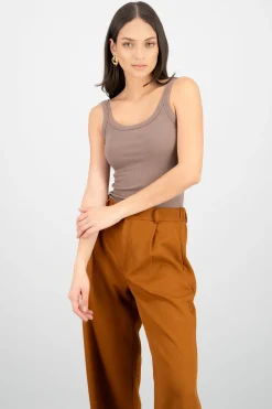 Top sin manga cuello redondo detalle rib