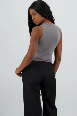 Top sin manga detalle cuello redondo liso